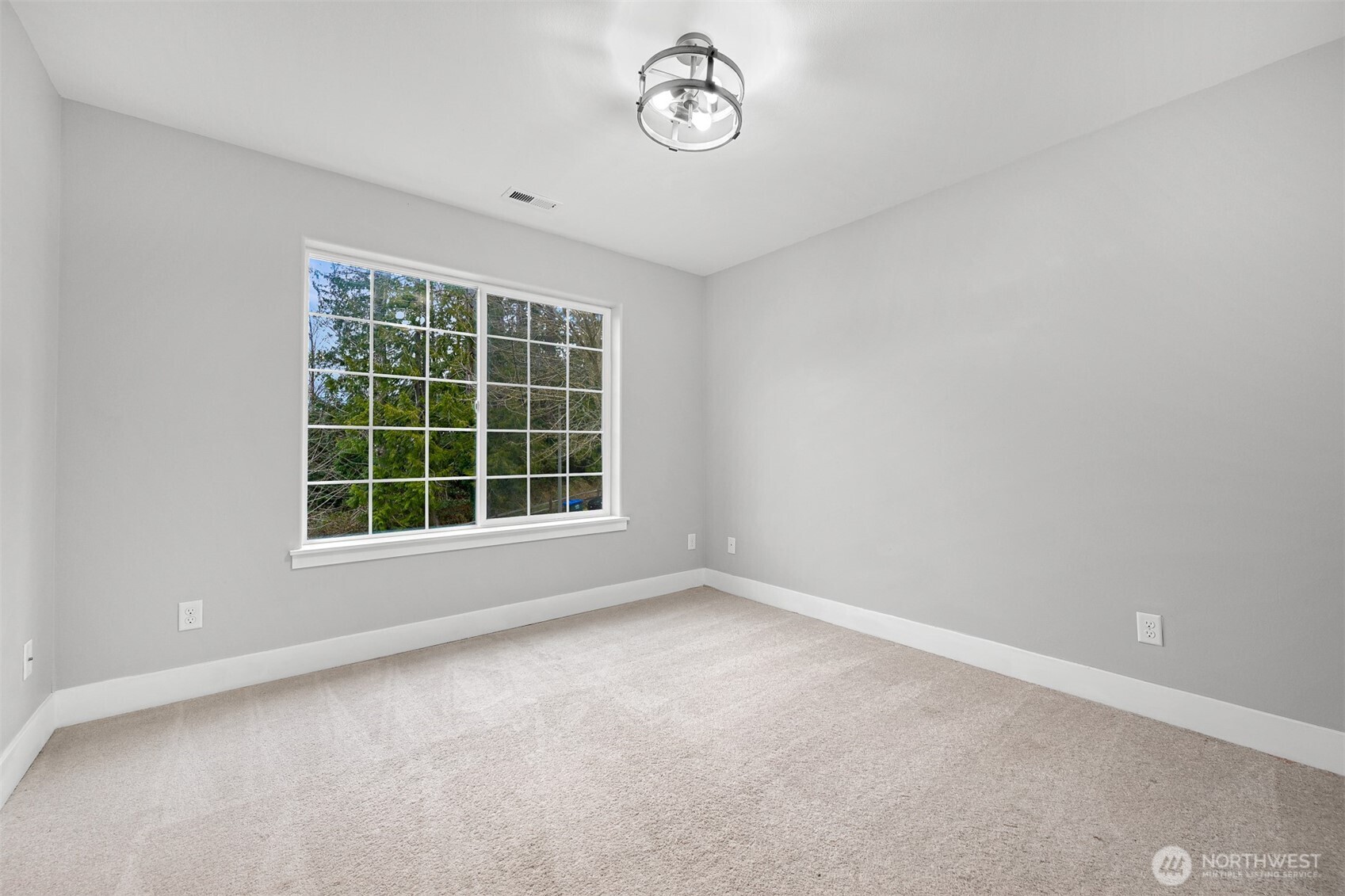 3500 South Avenue Bellingham, WA 98229 - Photo 21 of 38 an empty room with a window