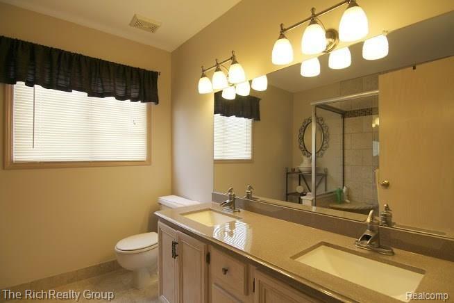 45167 Glengarry Road Canton, MI 48188 - Photo 29 of 39 Master Bathroom