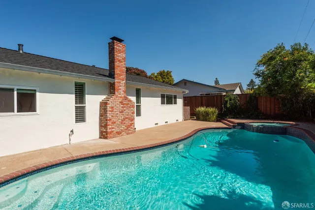 a view of a house with backyard