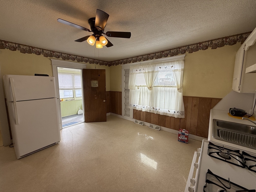 145 Moxon Street Springfield, MA 01151 - Photo 15 of 28