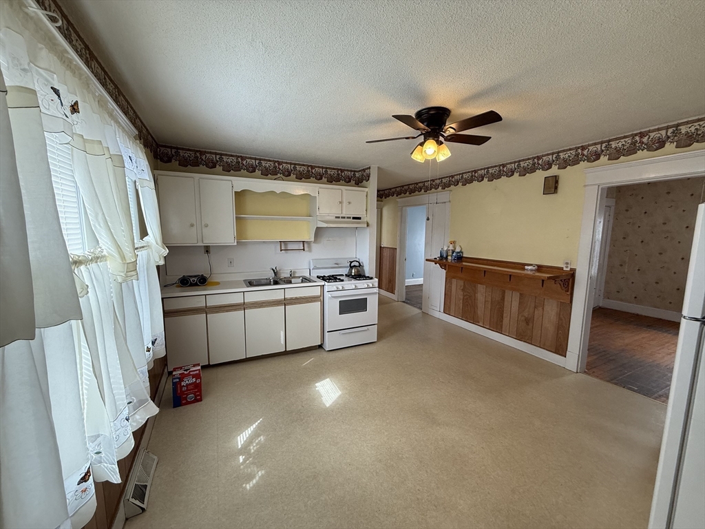 145 Moxon Street Springfield, MA 01151 - Photo 18 of 28