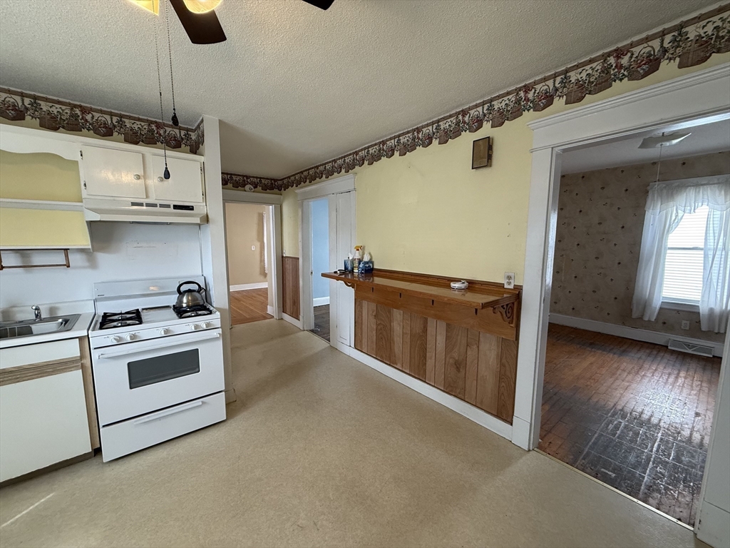 145 Moxon Street Springfield, MA 01151 - Photo 19 of 28