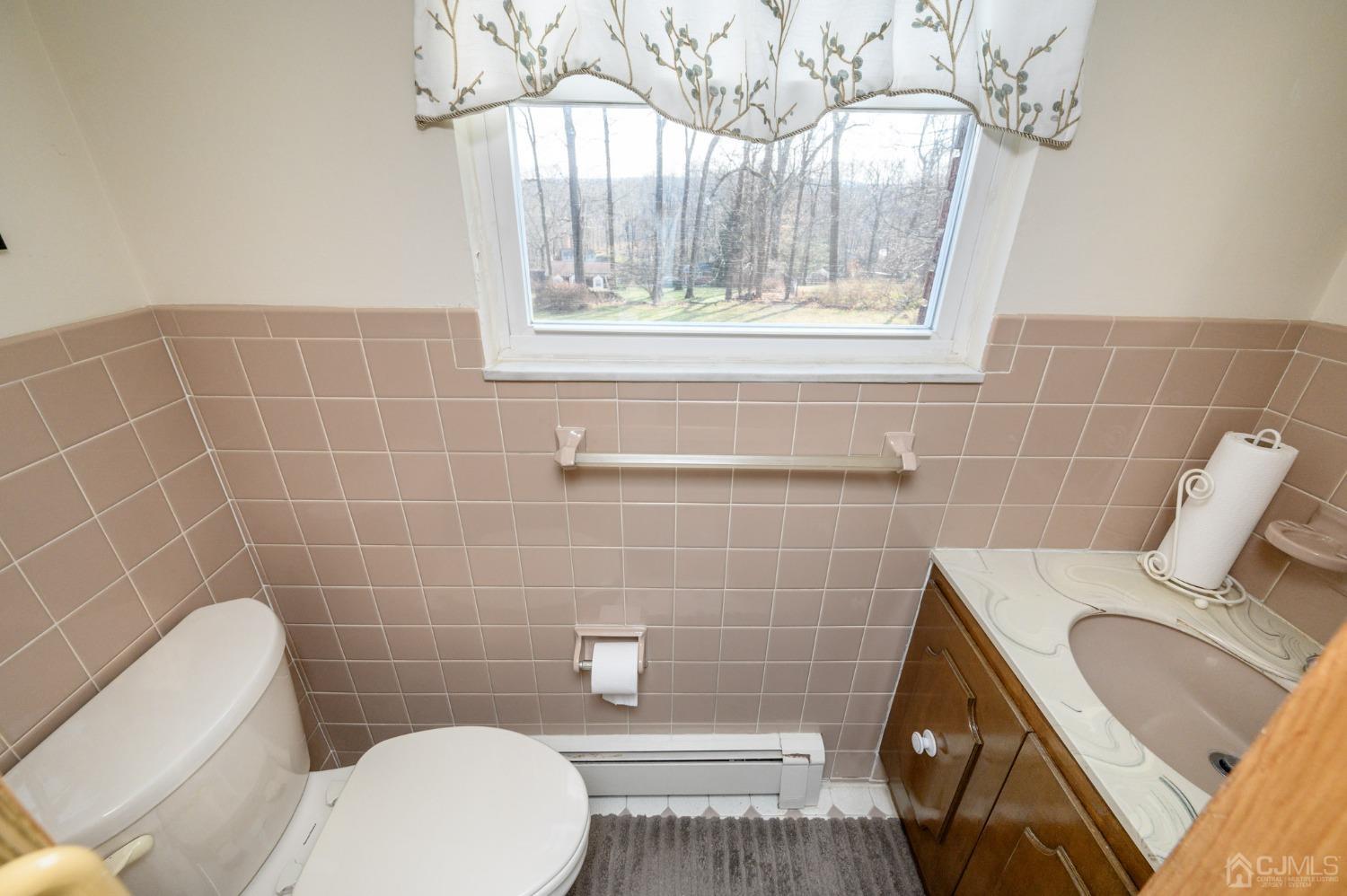 7 Putters Road Succasunna, NJ 07876 - Photo 16 of 40 a bathroom with a toilet a sink and bathtub