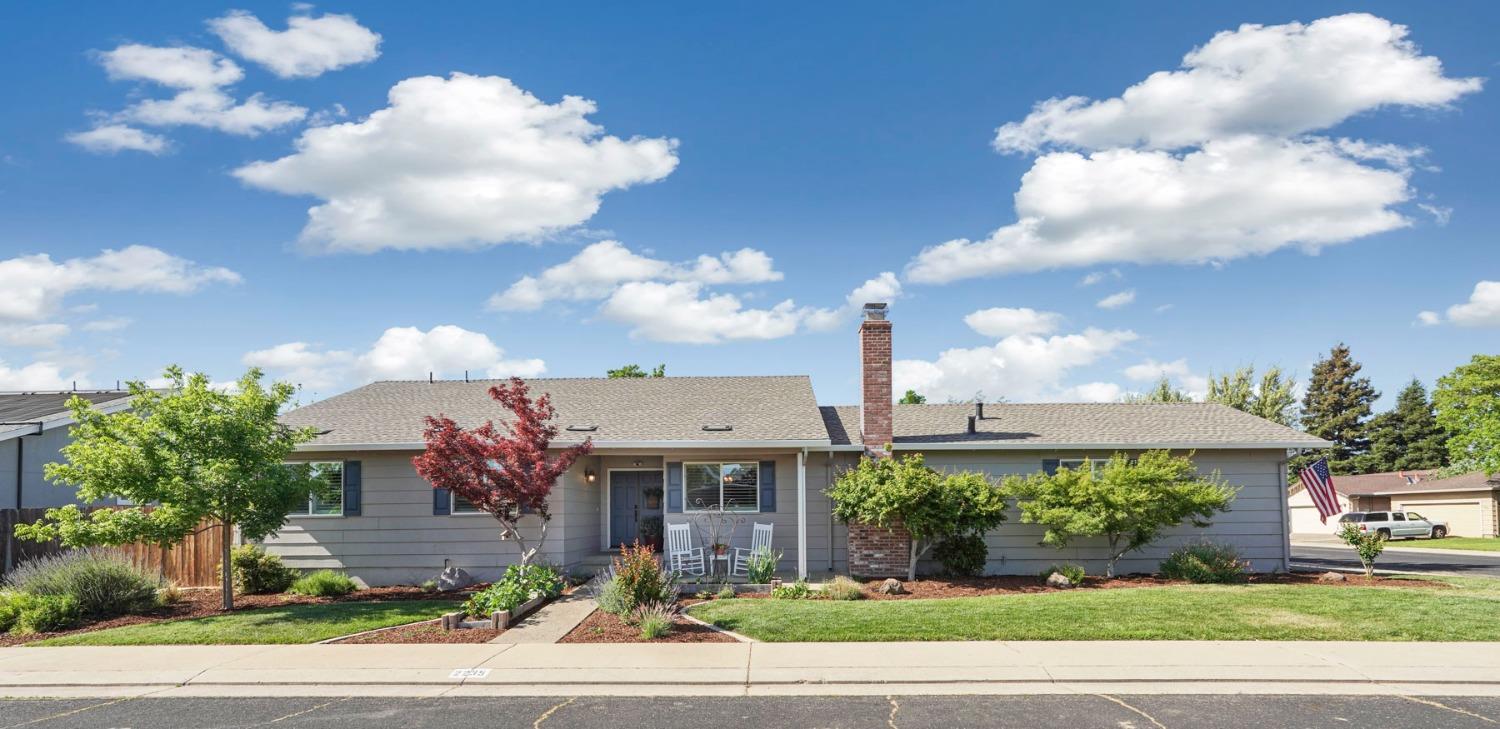 a view of a house with a yard