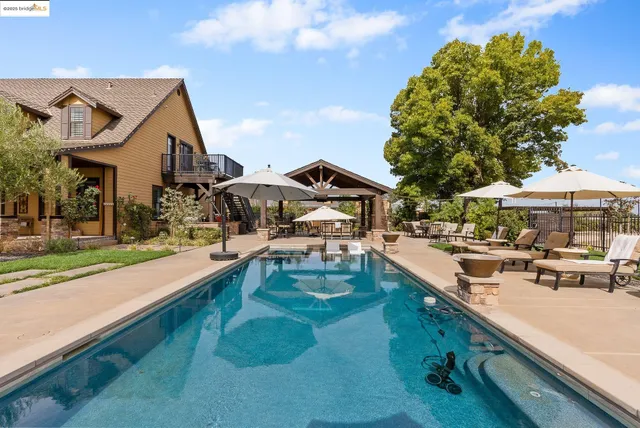 a view of a dinning table and chairs in patio