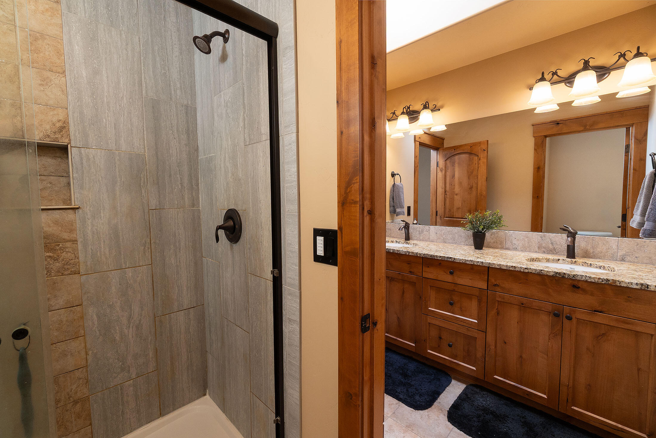 19053 Pumice Butte Road Bend, OR 97702 - Photo 10 of 20 Tiled shower