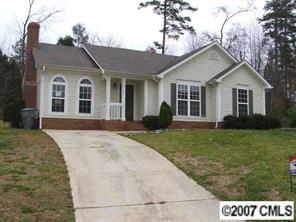 a view of a yard in front of a house