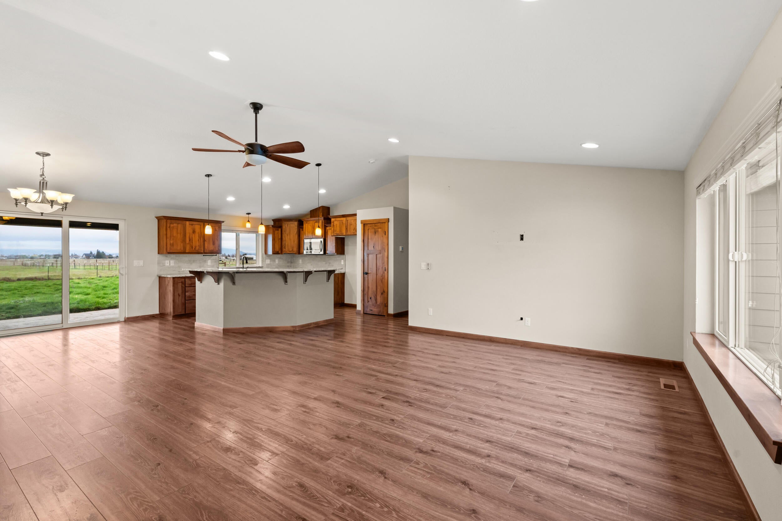 597 Bigham Brown Road Eagle Point, OR 97524 - Photo 4 of 52 Great Room