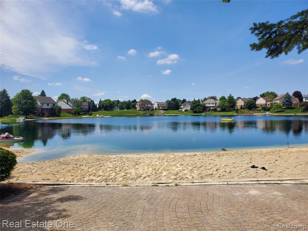 6595 Edith Court Troy, MI 48085 - Photo 9 of 59