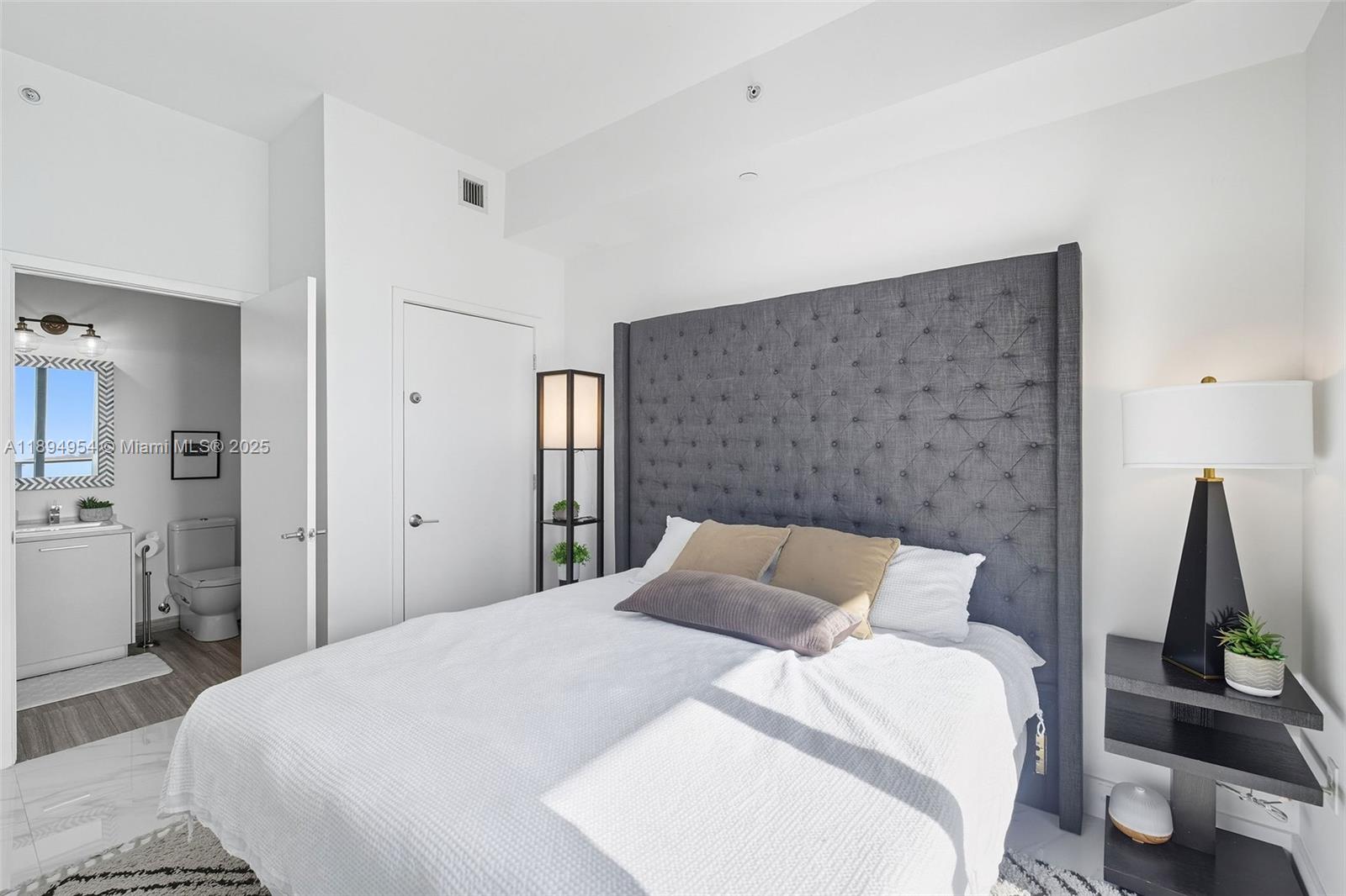 1010 Brickell Avenue, Unit 4704 Miami, FL 33131 - Photo 35 of 65