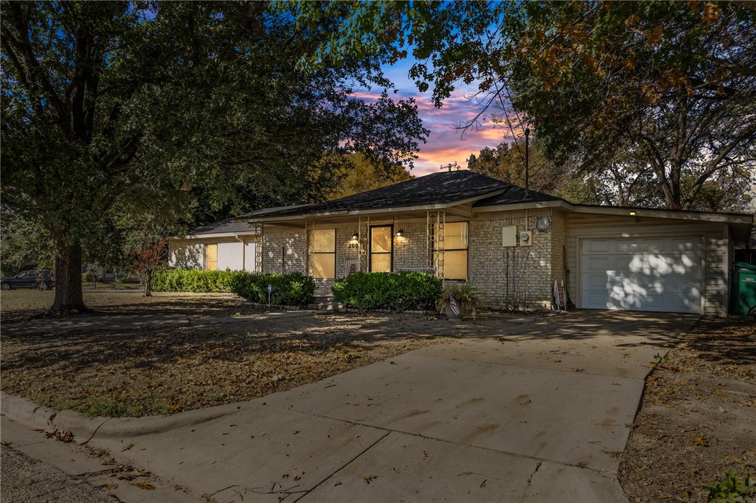 200 East Brenda Avenue Waco, TX 76705 - Photo 1 of 23 a front view of a house with yard