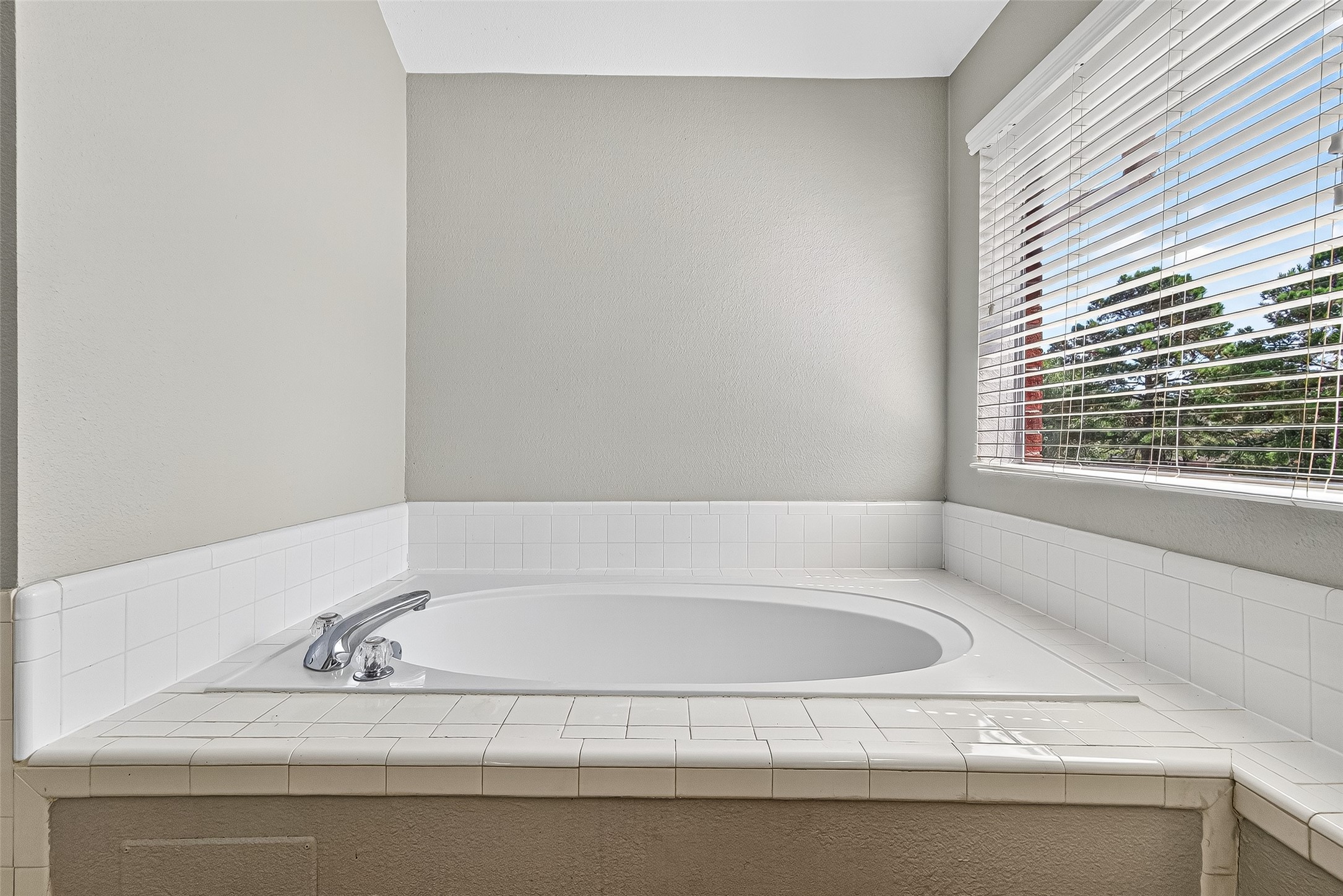 7411 Pacific Ridge Court Houston, TX 77095 - Photo 34 of 50 a bathroom with a bathtub