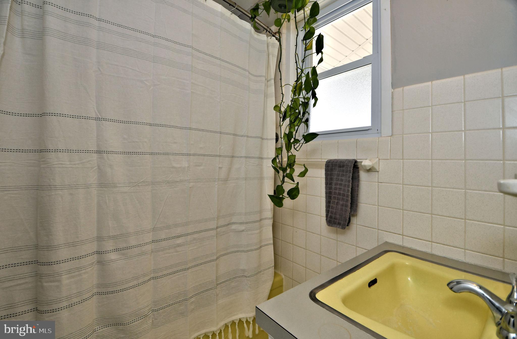 1811 Surrey Road Oreland, PA 19075 - Photo 28 of 48 Half bath (tub and sink)