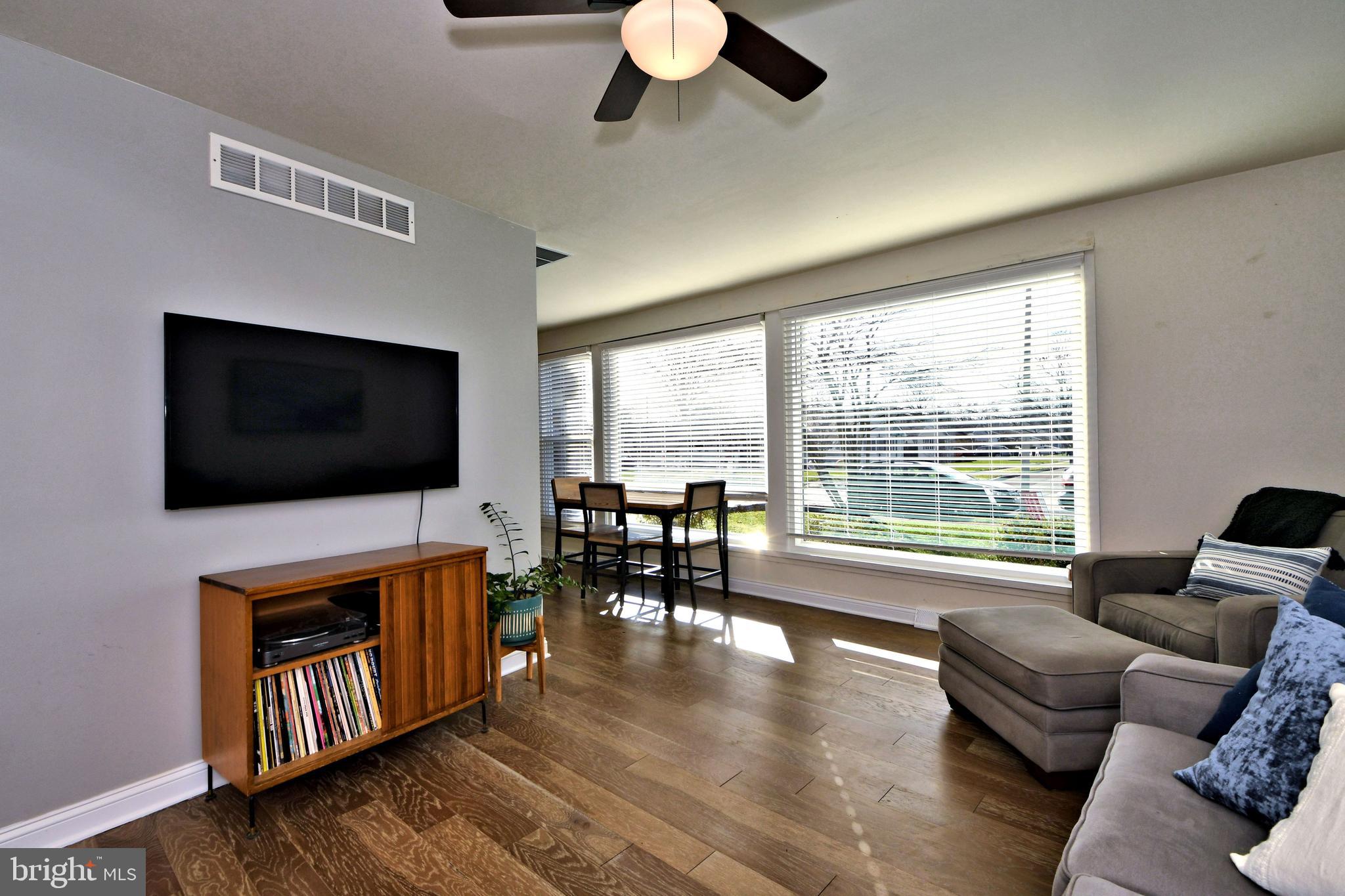 1811 Surrey Road Oreland, PA 19075 - Photo 4 of 48 Living room