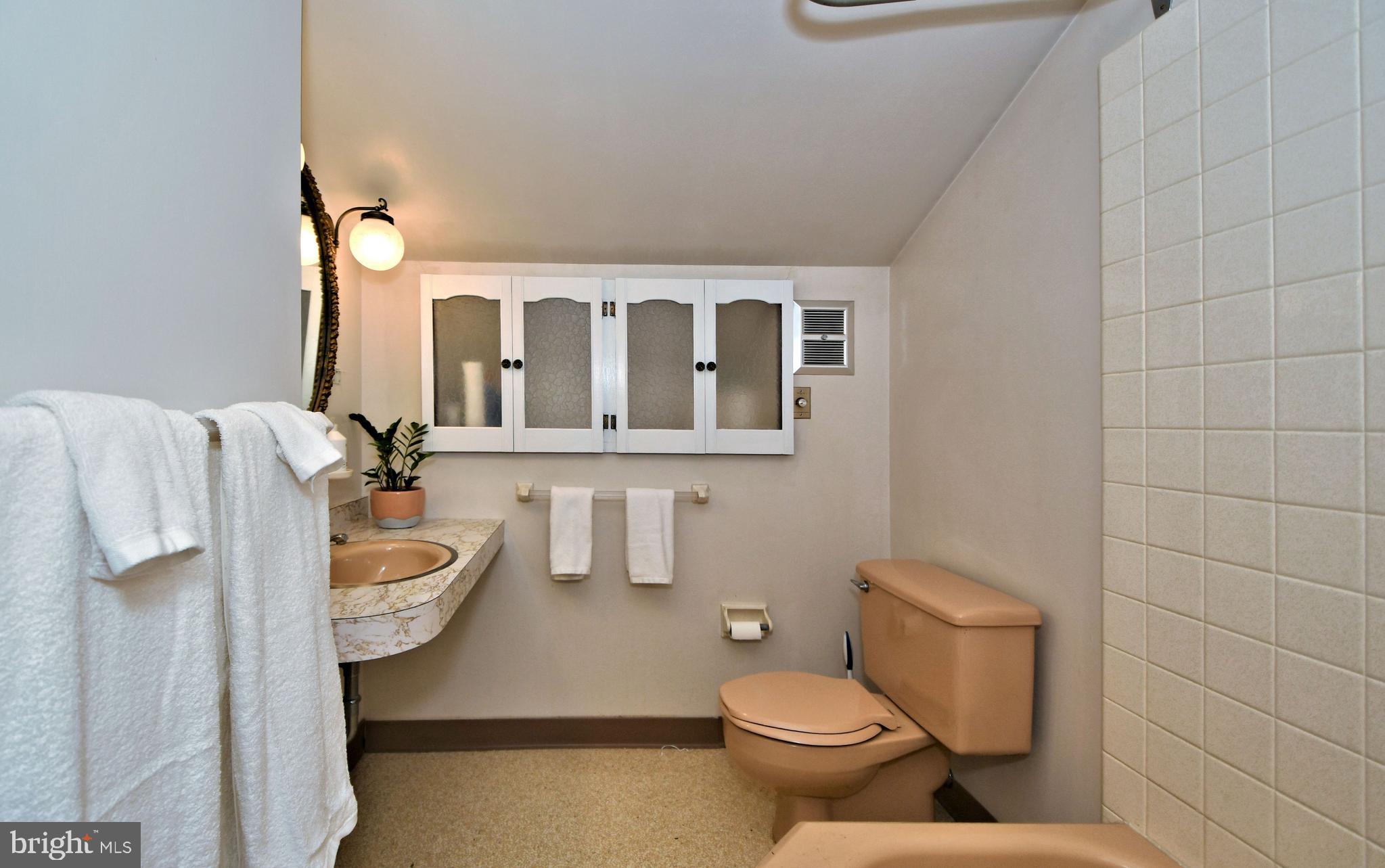1811 Surrey Road Oreland, PA 19075 - Photo 38 of 48 2nd floor full bathroom