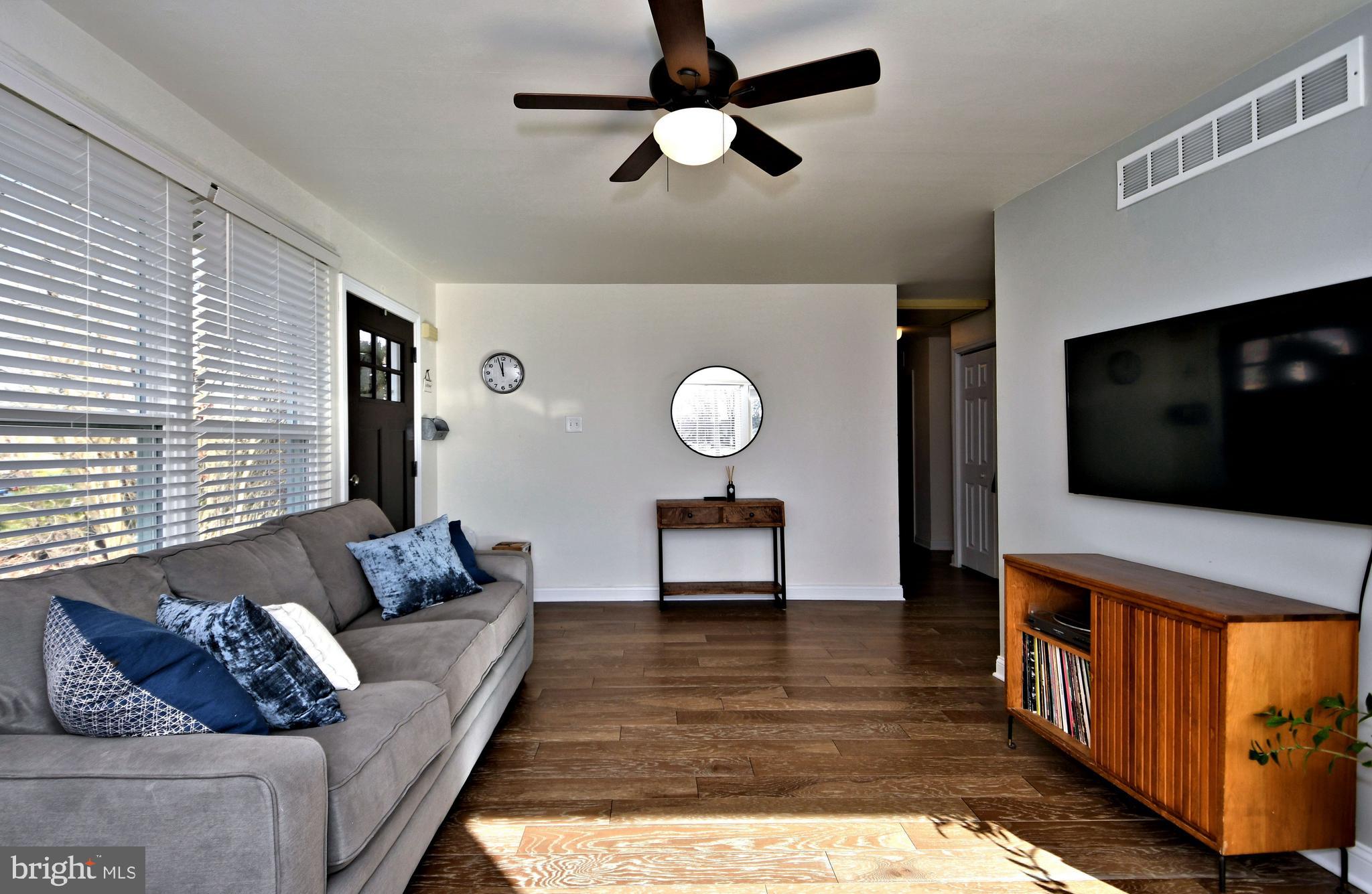 1811 Surrey Road Oreland, PA 19075 - Photo 8 of 48 Living room