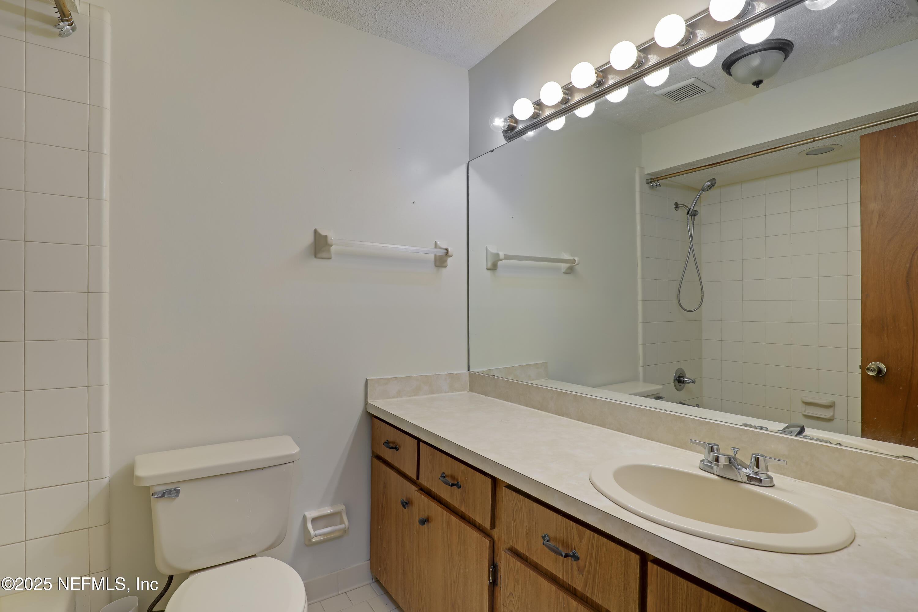 6226 Kenny Road Jacksonville, FL 32254 - Photo 23 of 40 22 Bathroom