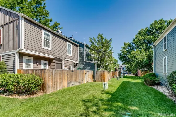 a view of a house with backyard and a garden