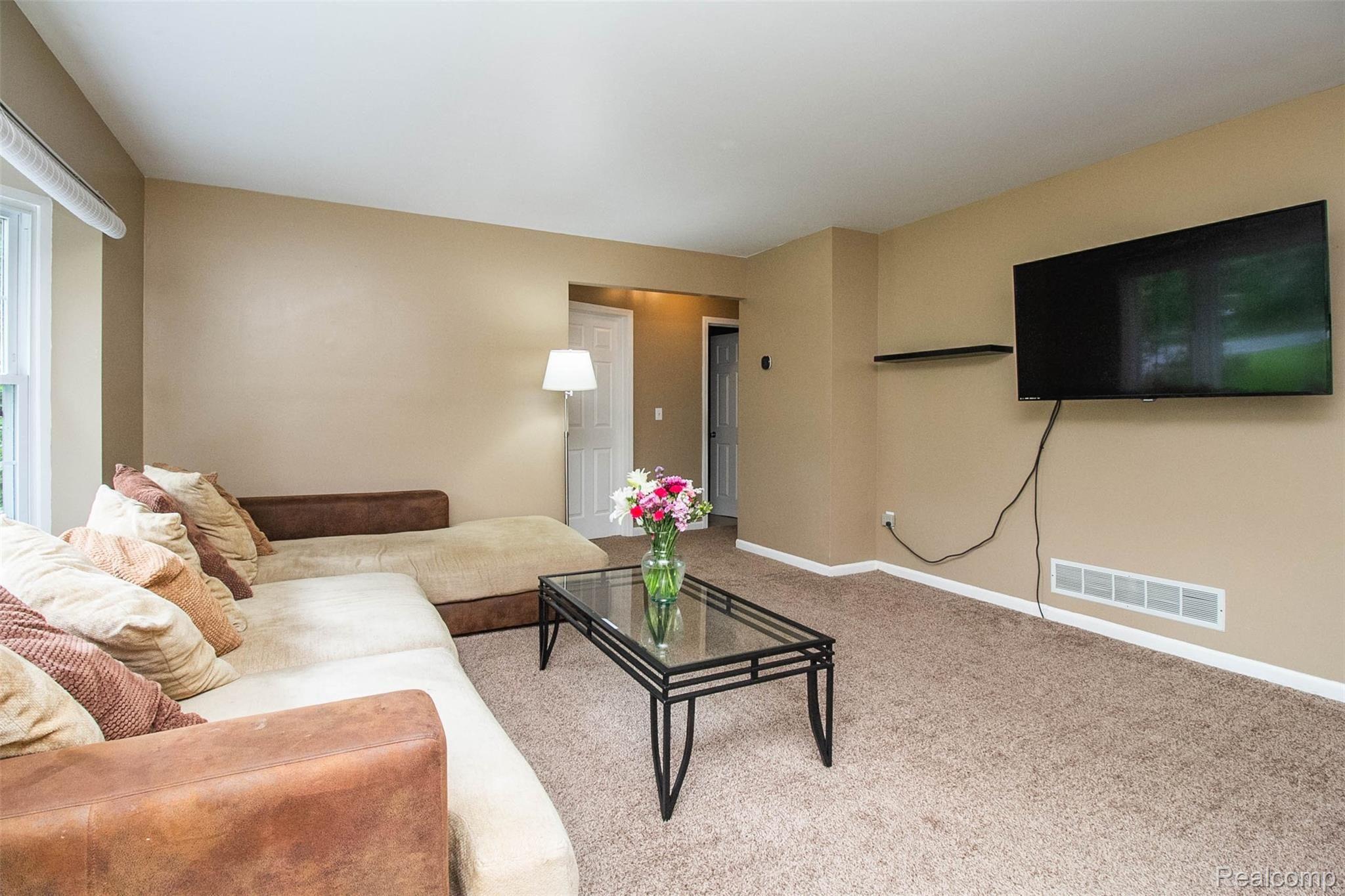 21773 Berg Road Southfield, MI 48033 - Photo 7 of 35 8.jpg