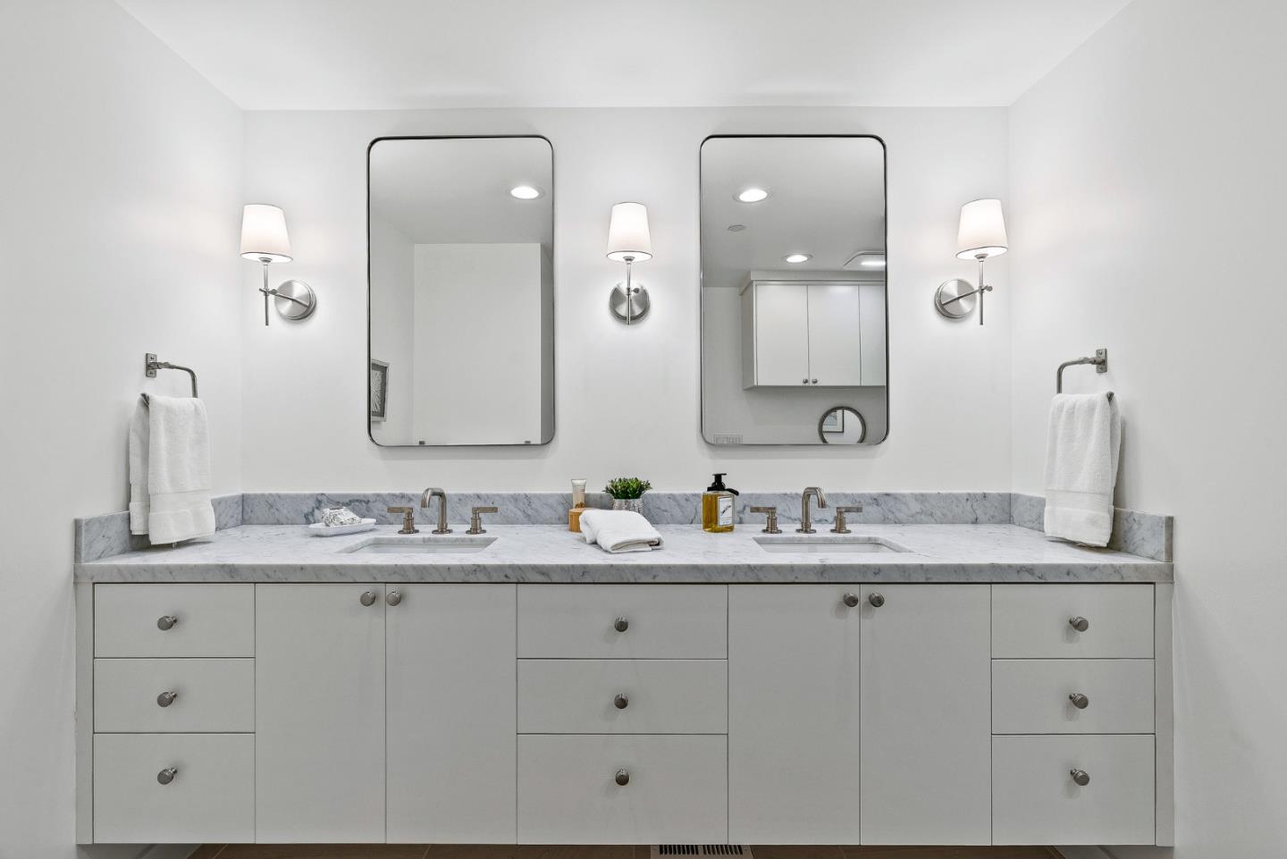 0 Santa Fe 4 Se Of Ocean Avenue Carmel, CA 93923 - Photo 21 of 34 a bathroom with double sink and a mirror