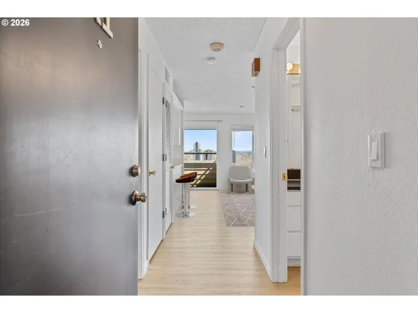 $250,000 | 3515 Southwest Barbur Boulevard, Unit R1, Portland, OR 97239