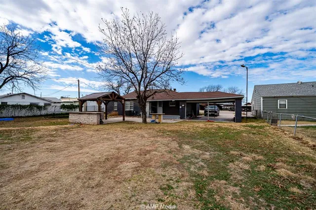 a view of a house with a yard