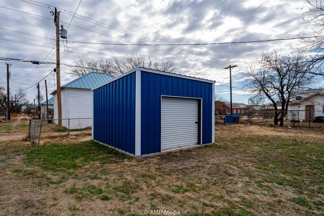 a house view with backyard space