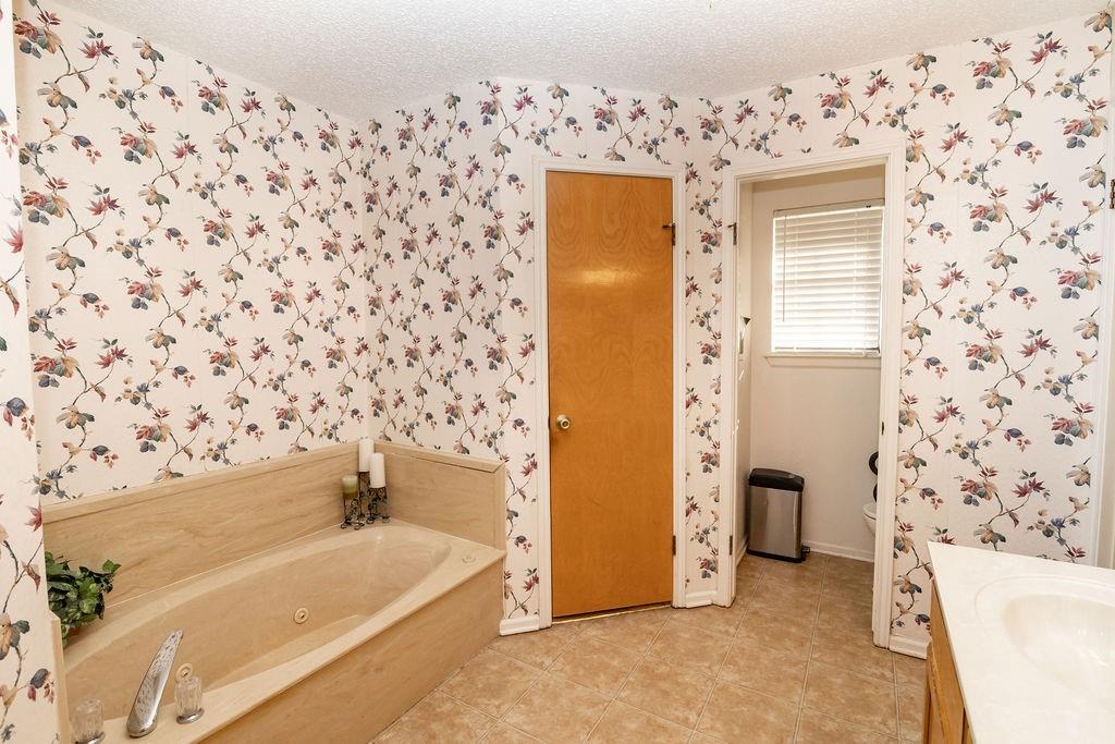 471 Hcr 3335 Road Hubbard, TX 76648 - Photo 10 of 40 view of a bathroom with a bathtub and a shower
