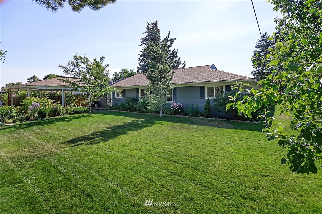 1007 Vista Road Ellensburg, WA 98926 - Photo 3 of 26 a front view of a house with garden