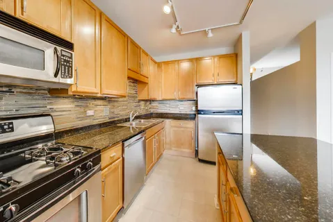 $389,900 | 210 South Desplaines Street, Unit 907, Chicago, IL 60661