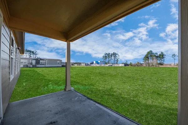 a view of a back yard