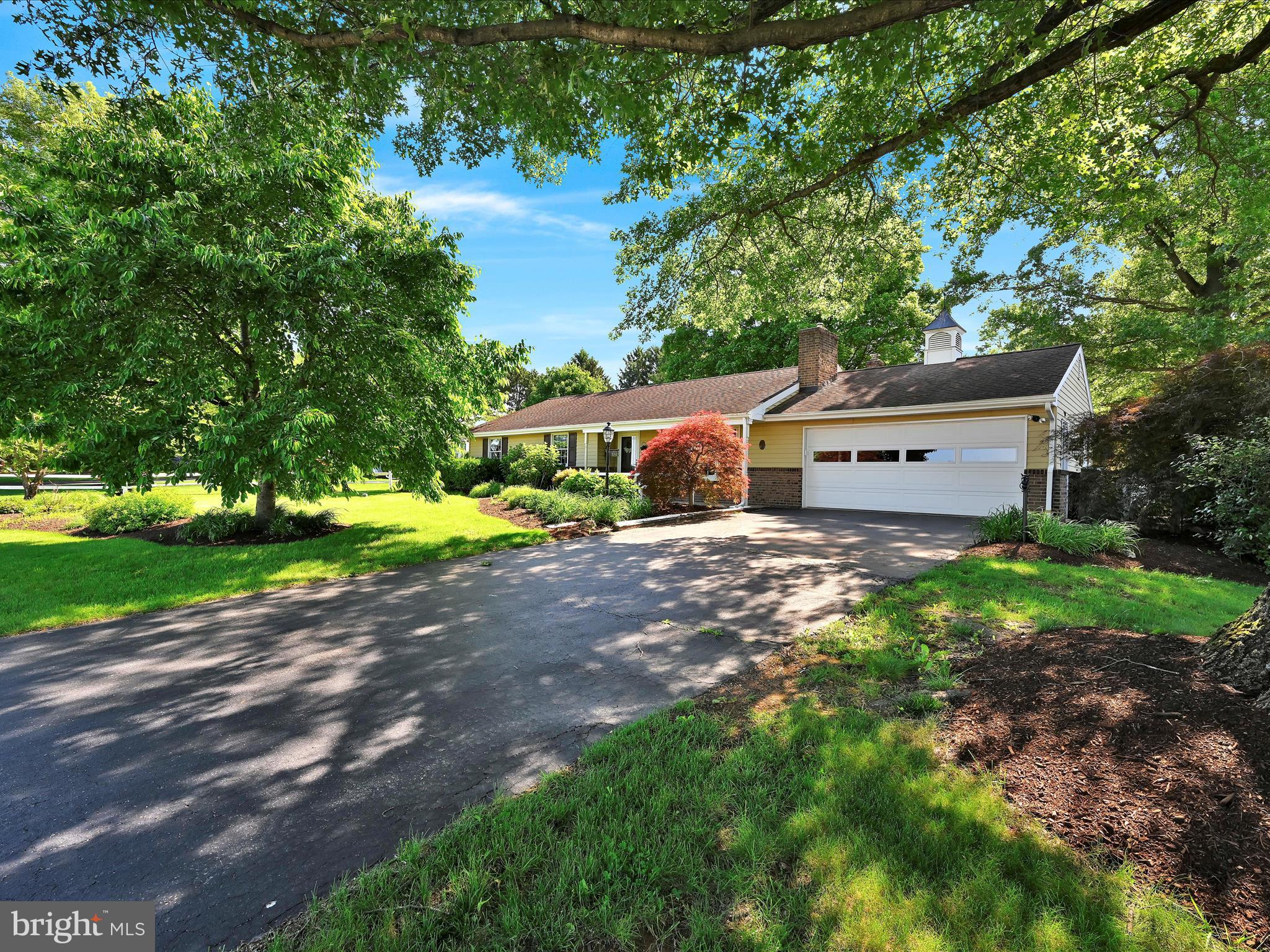 1043 East Meadow Road Manheim, PA 17545 - Photo 6 of 40 Front