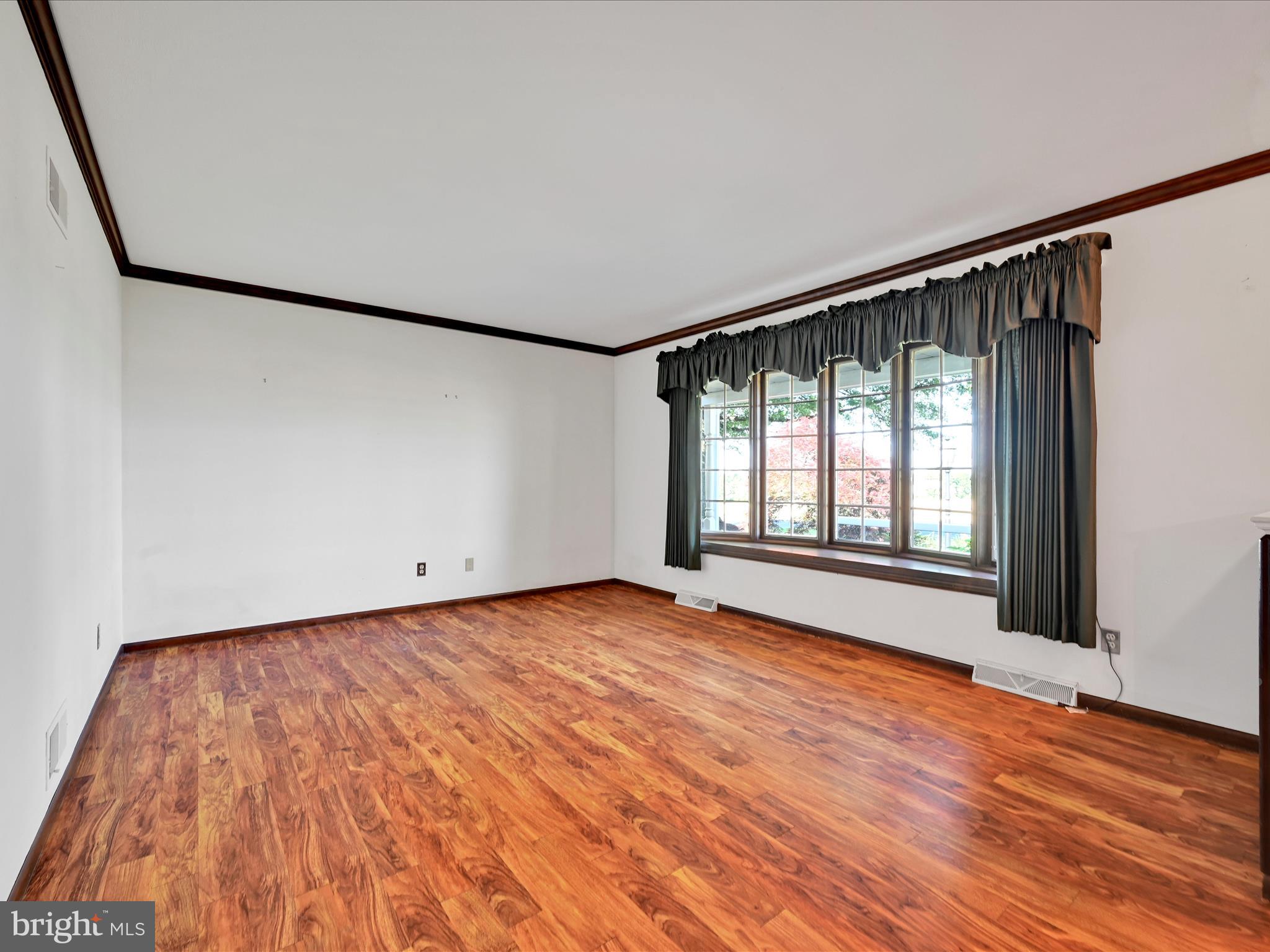 1043 East Meadow Road Manheim, PA 17545 - Photo 9 of 40 Living Room