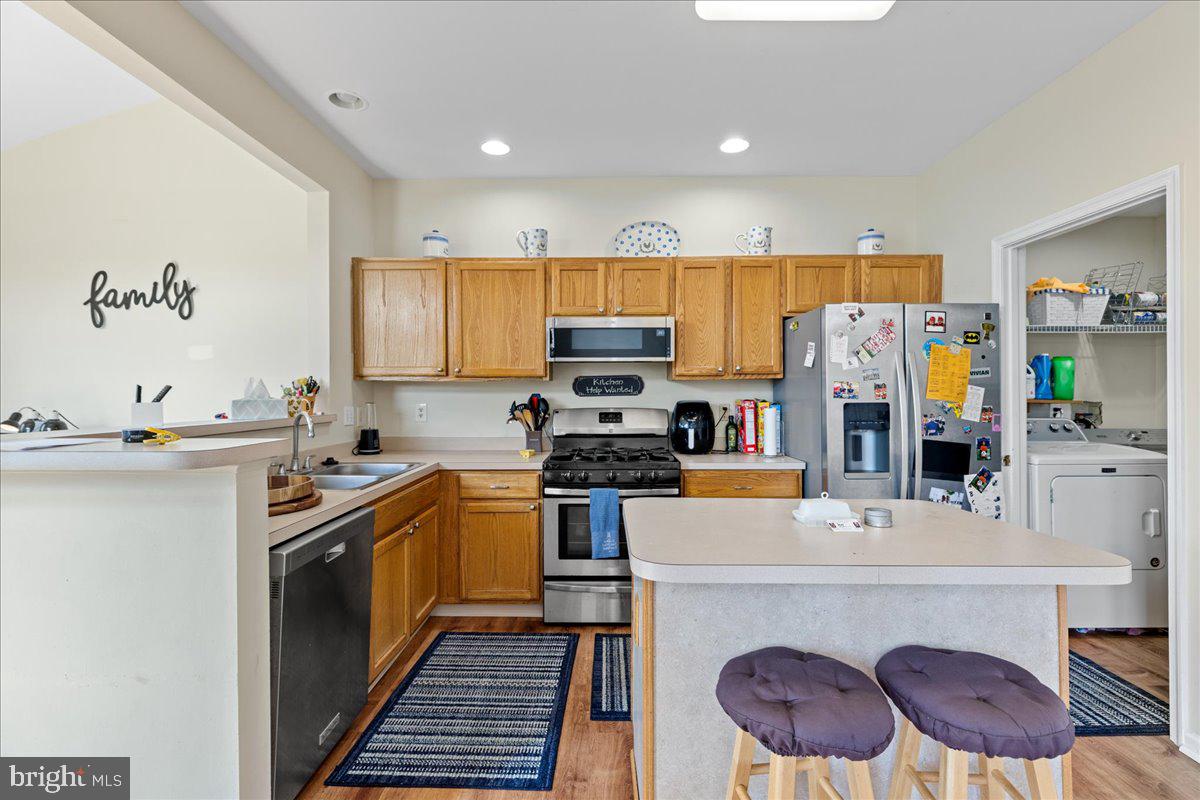 445 Longfellow Drive Williamstown, NJ 08094 - Photo 9 of 35 Kitchen w/Island