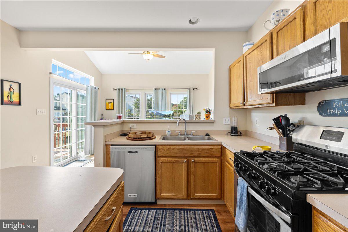 445 Longfellow Drive Williamstown, NJ 08094 - Photo 10 of 35 Kitchen w/Stainless Appliances
