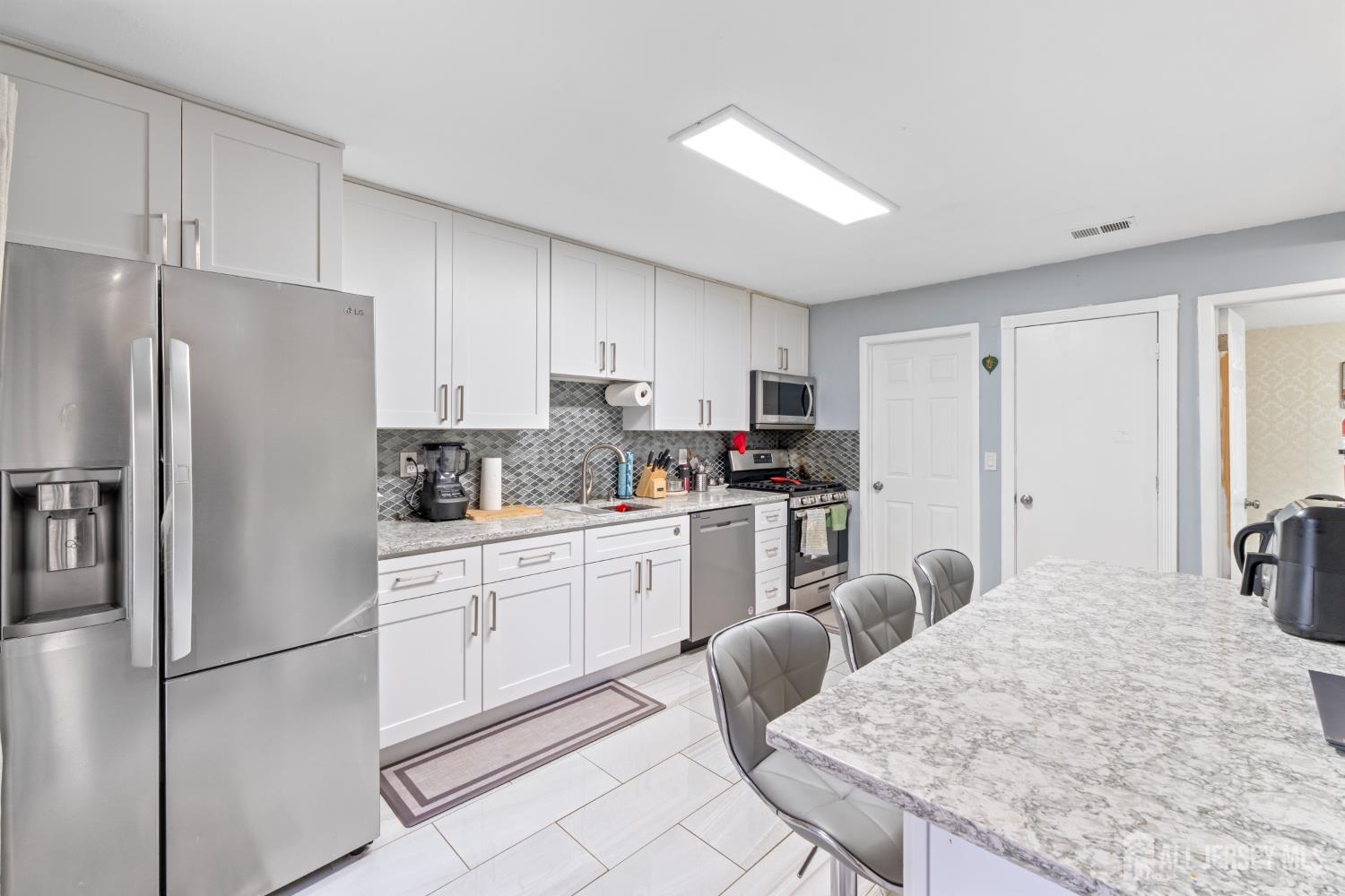 438 Westgate Drive Edison, NJ 08820 - Photo 15 of 39