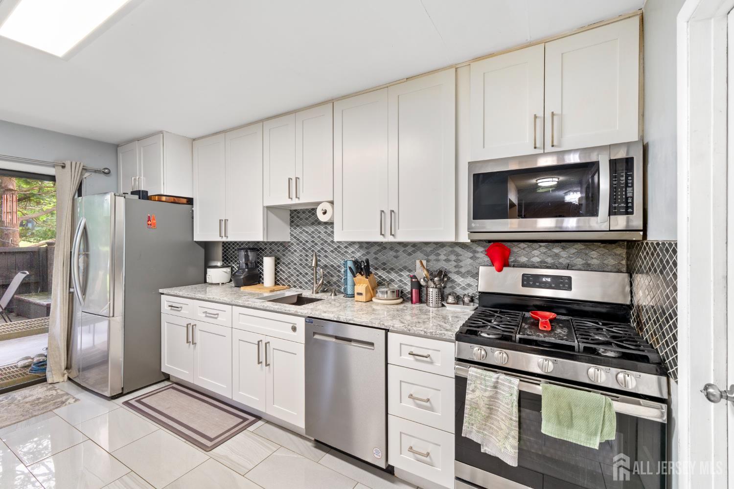 438 Westgate Drive Edison, NJ 08820 - Photo 18 of 39