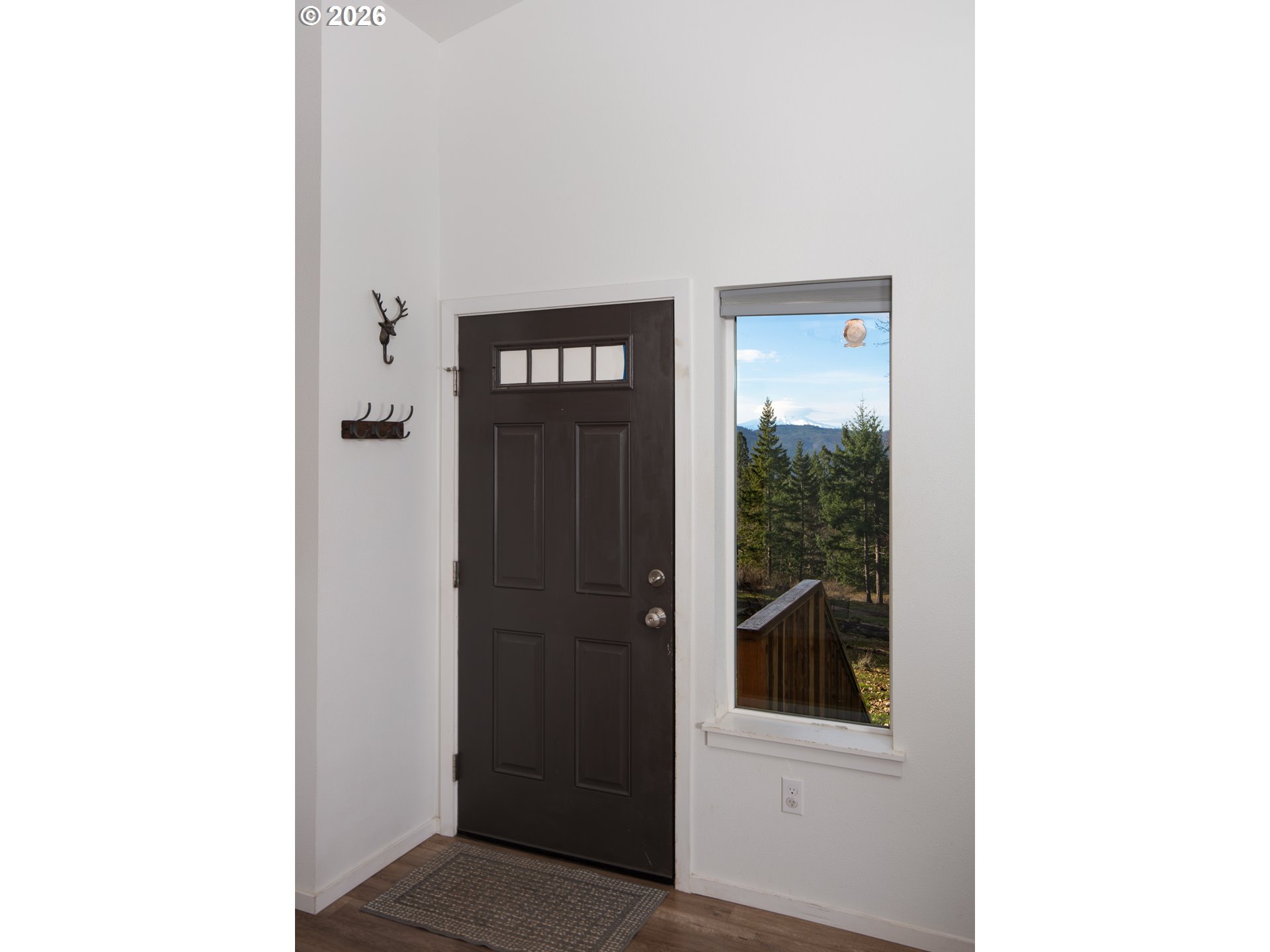 244 Lyons Road White Salmon, WA 98672 - Photo 8 of 22 a view of a hallway
