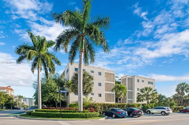 $2,100 | 10001 West Bay Harbor Drive, Unit 208, Bay Harbor Islands, FL 33154
