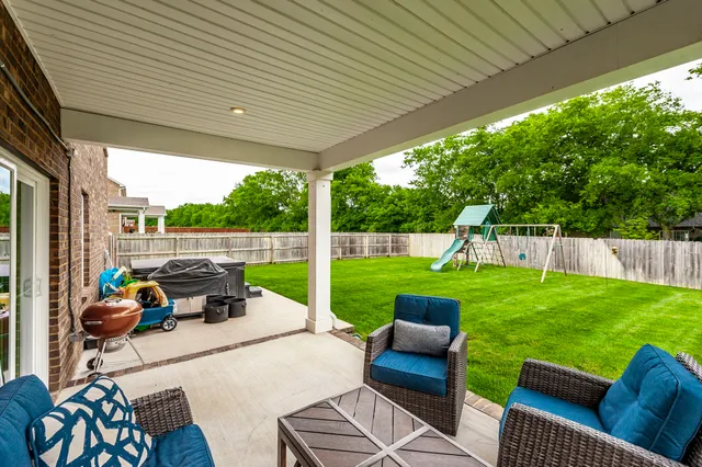 a view of a back yard