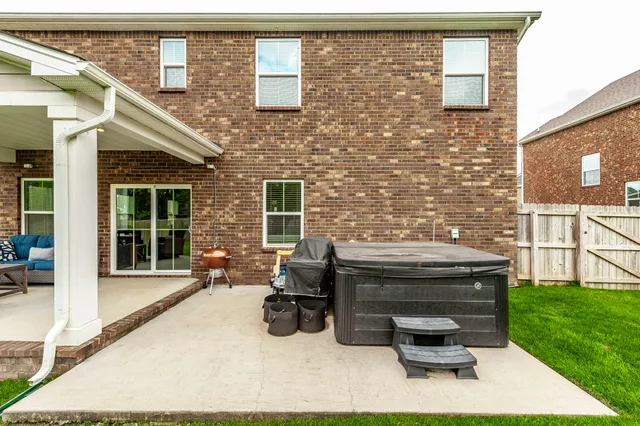 a view of a house with backyard