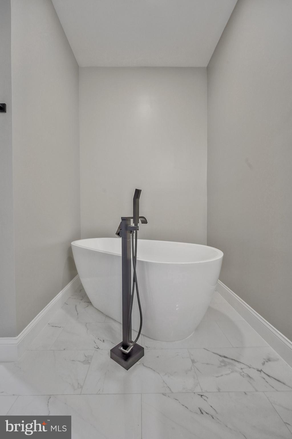 9208 4th Street Lanham, MD 20706 - Photo 31 of 43 MASTER SOAK TUB