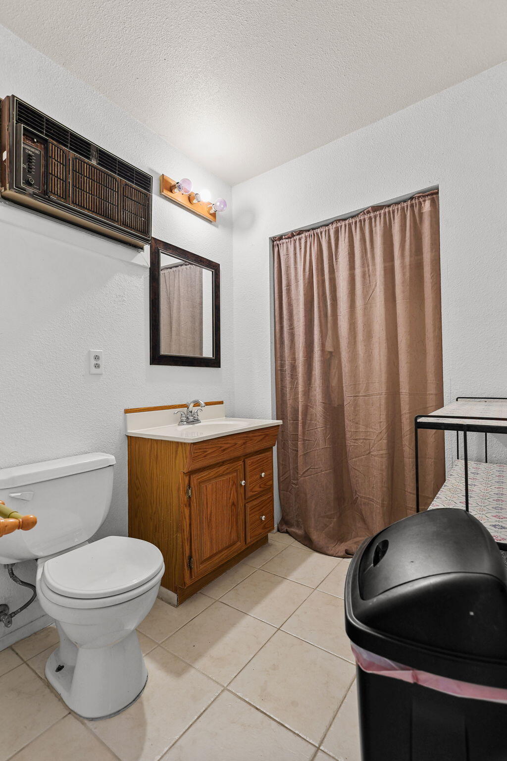 404 Woodhill Drive Redding, CA 96003 - Photo 29 of 52 a bathroom with a toilet a sink and a mirror
