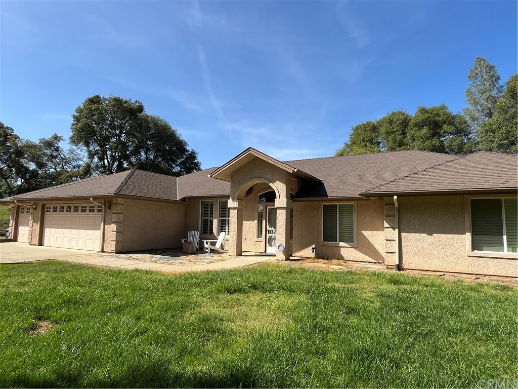 5583 Silva Road Mariposa, CA 95338 - Photo 1 of 1 a front view of a house with a yard and a porch