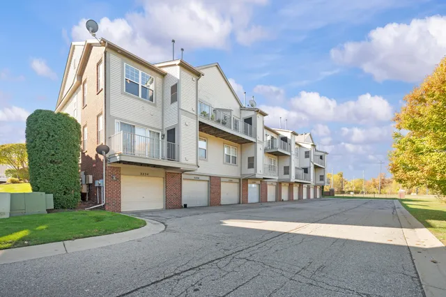 $284,900 | 3238 Johanna Ware West, Wixom, MI 48393