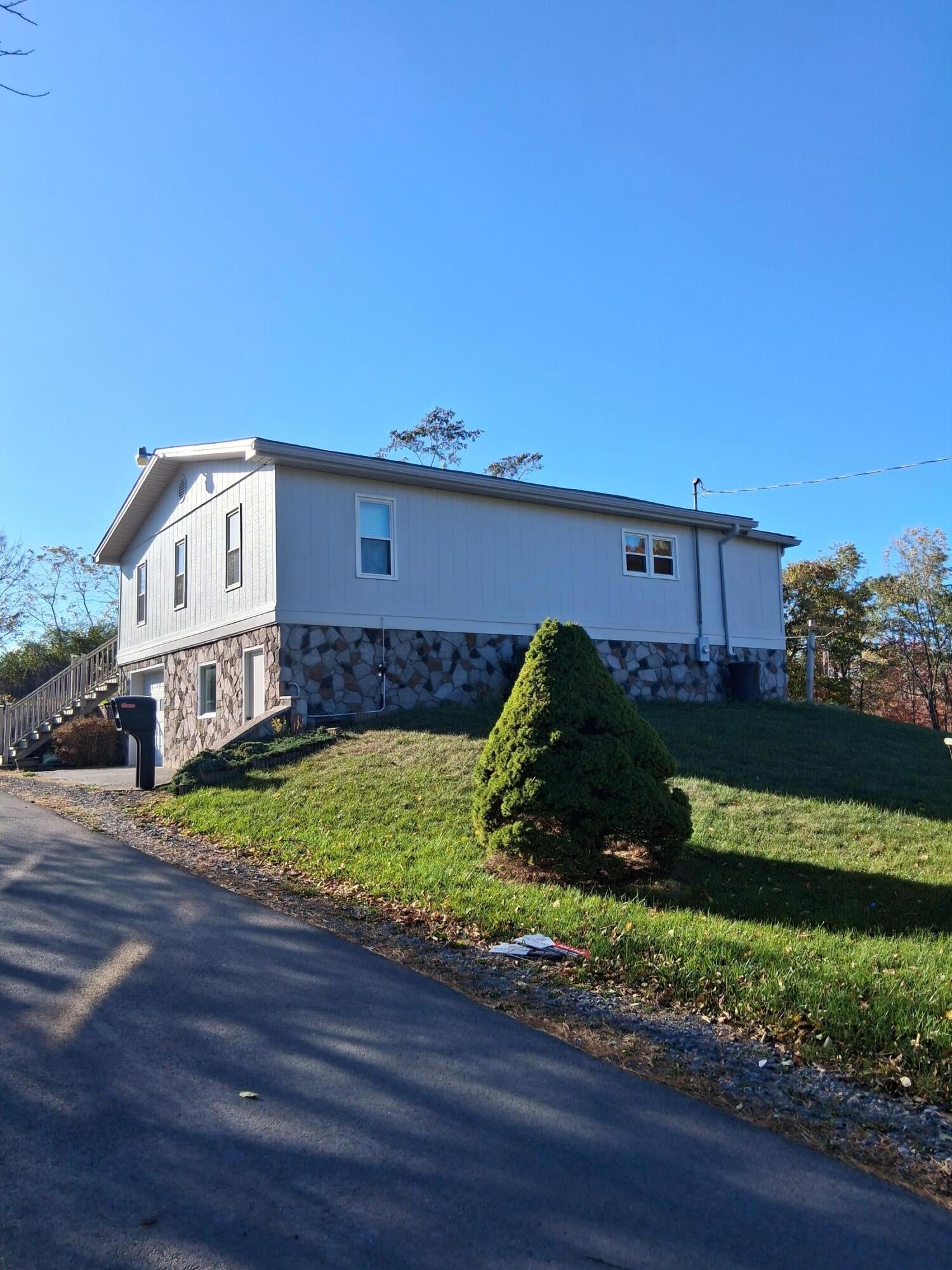 1477 Hartwell Road Hinton, WV 25951 - Photo 1 of 38 Gallery Image 1