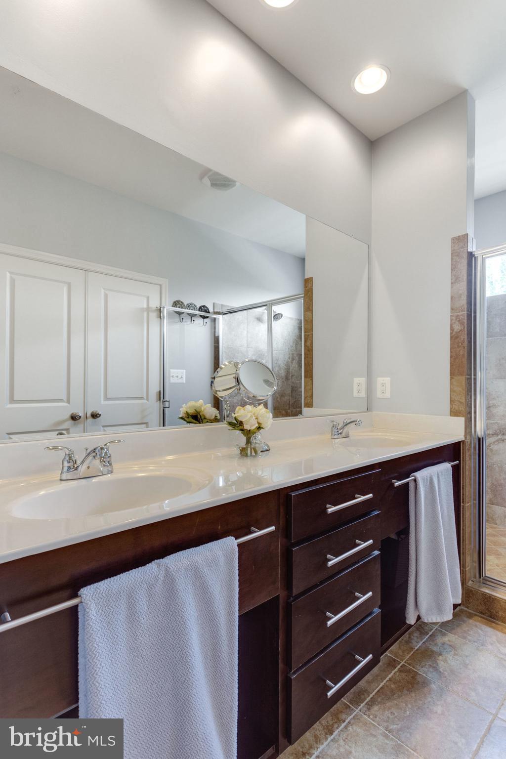 42270 Rhett Drive Ashburn, VA 20148 - Photo 23 of 30 Bath (Master)