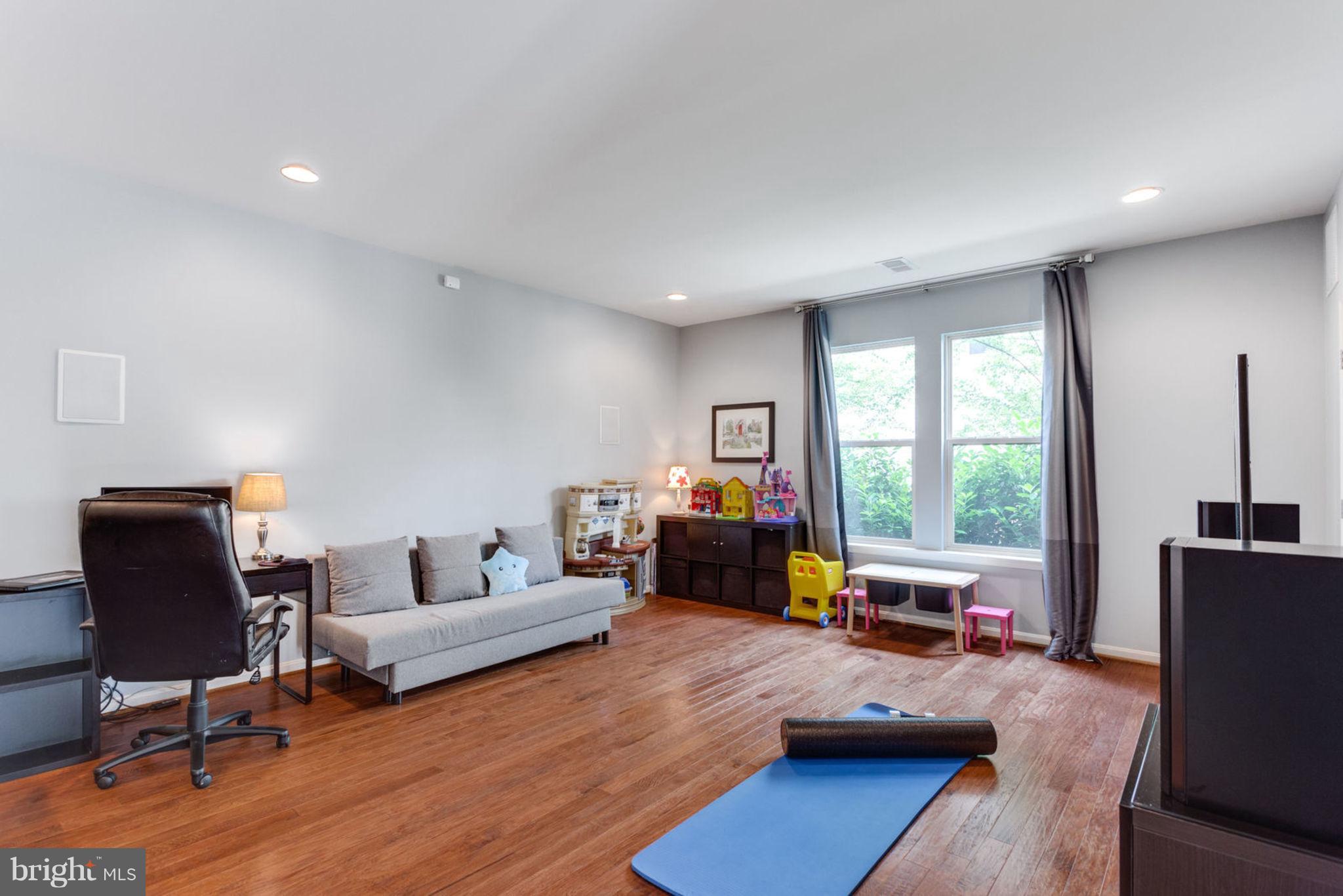 42270 Rhett Drive Ashburn, VA 20148 - Photo 7 of 30 Family Room