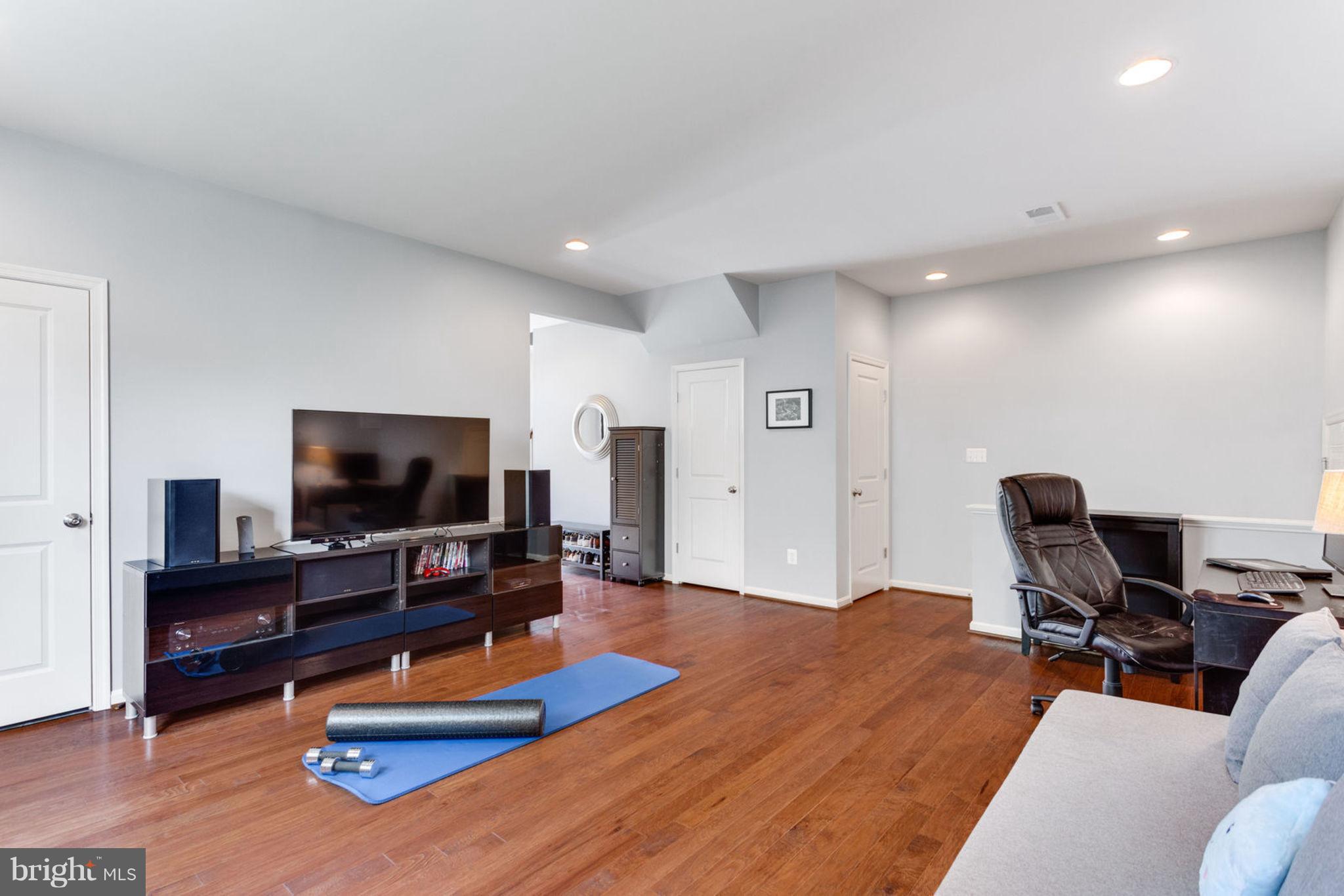 42270 Rhett Drive Ashburn, VA 20148 - Photo 8 of 30 Family Room