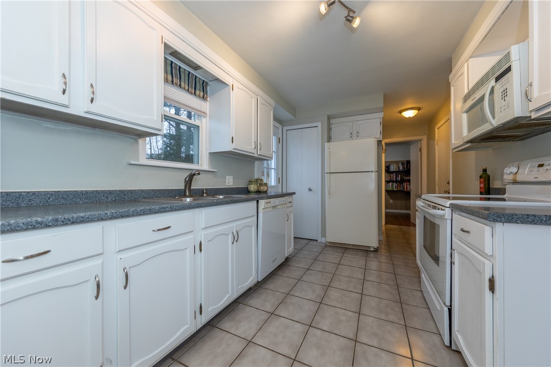 1289 Dorsh Road Cleveland, OH 44121 - Photo 9 of 34